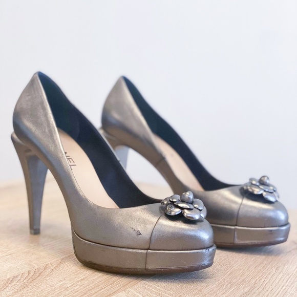 Chanel Metallic Leather Camellia Pumps Size 40/10 - Picture 2 of 5